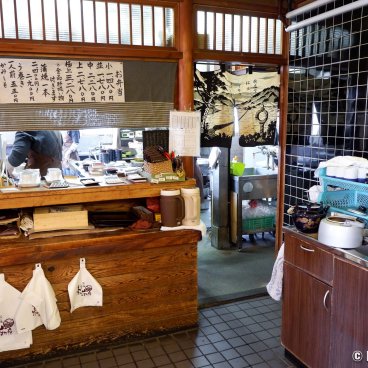 Sumibiyaki Unagi Higashiyama Bussan (Shima), View on the counter and the kitchen