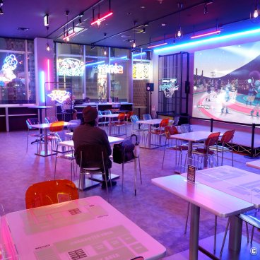Kabukicho Tower (Tokyo), Coffee shop in the Bandai Namco arcade
