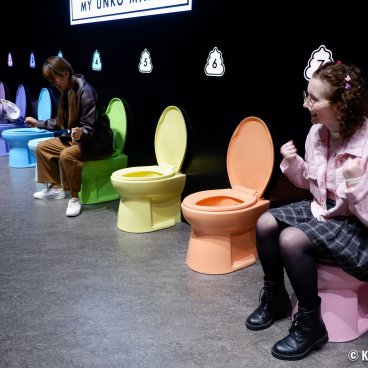 Unko Museum (Tokyo), Visitors sitting on the toilets at the beginning of the tour