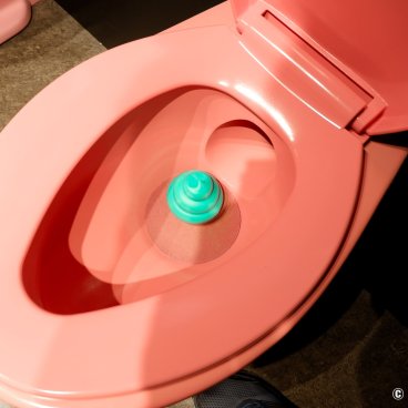 Unko Museum (Tokyo), Colored plastic turd appearing at the bottom of the toilet bowl
