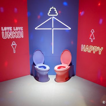 Unko Museum (Tokyo), Display of 2 colored toilets for couple photo shoot