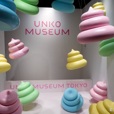Unko Museum (Tokyo), Display of big colored turds