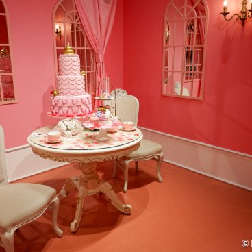 Unko Museum (Tokyo), Tea room decorated in the poop museum style