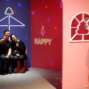 Unko Museum (Tokyo), Display of 2 colored toilets for couple photo shoot 2