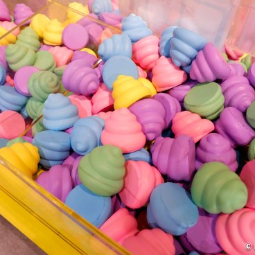 Unko Museum (Tokyo), Container filled with colored plastic turds to bring back as a souvenir
