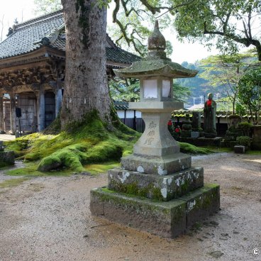 Daijo-ji (Kasumi, Hyogo), Lanterns and Sanmon Gate