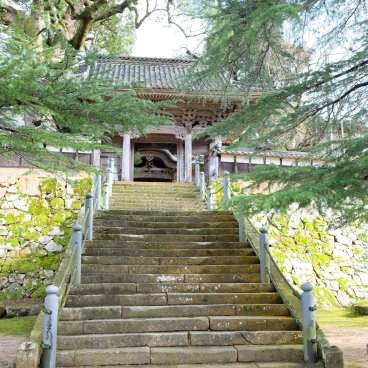 Daijo-ji (Kasumi, Hyogo), Stone stairway and Sanmon gate at the entrance of the temple