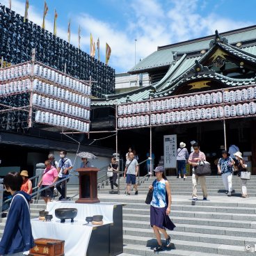 Naritasan Fukagawa Fudo-do (Tokyo), View on the main pavilions (old and new) during Fukagawa Hachiman Matsuri