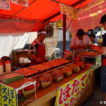 Naritasan Fukagawa Fudo-do (Tokyo), Takoyaki stall at the entrance of the temple during Fukagawa Hachiman Matsuri