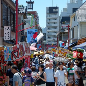 Naritasan Fukagawa Fudo-do (Tokyo), Shopping street at the entrance of the temple during Fukagawa Hachiman Matsuri