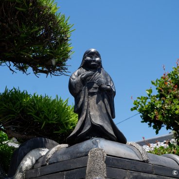 Horyu-ji (Ikaruga), Statue on a private residence's stone enclosure in the temple's vicinity