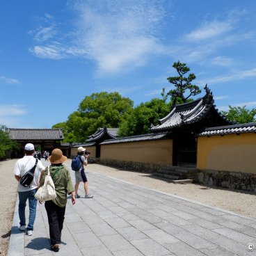 Horyu-ji (Ikaruga), Paved alley to the eastern part of the monastery To-in Garan