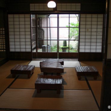 Kusakabe Mingeikan (Takayama), Modern furniture display in one of the residence's traditional room