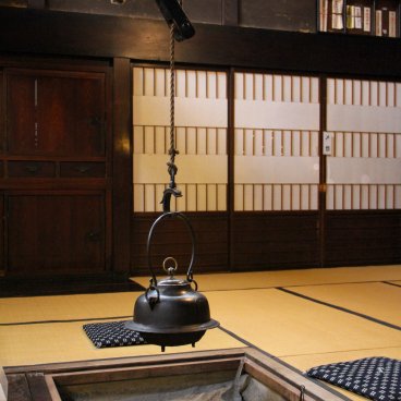 Kusakabe Mingeikan (Takayama), Irori central fireplace in the former family living-room