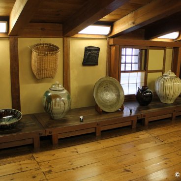Kusakabe Mingeikan (Takayama), Display of ancient Hida ceramics