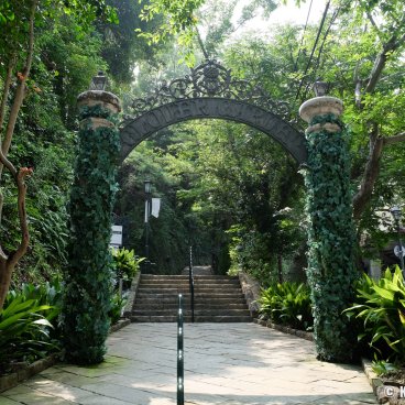 Glover Garden (Nagasaki), Entrance of the park at the foot of the hill