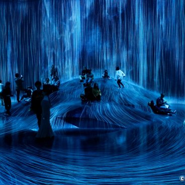 teamLab Borderless (Azabudai Hills, Tokyo), Universe of Water Particles on a Rock where People Gather