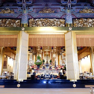 Tsukiji Hongan-ji (Tokyo), Buddhist altar in the main pavilion