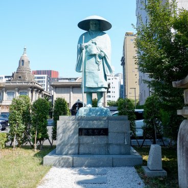 Tsukiji Hongan-ji (Tokyo), Statue of Shinran Shonin (founding monk)