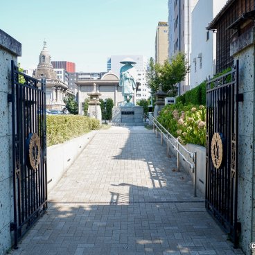 Tsukiji Hongan-ji (Tokyo), Statue of Shinran Shonin (founding monk) 2