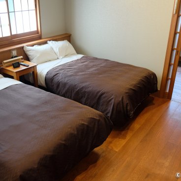 Yamabiko Ryokan (Kurokawa Onsen), Beds in the Western and Japanese mixed-style room