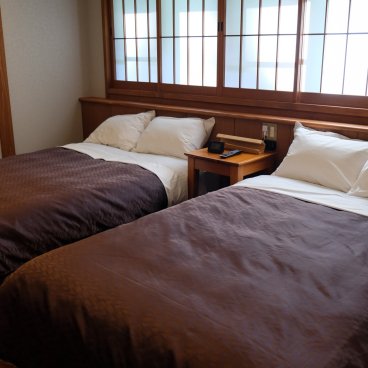 Yamabiko Ryokan (Kurokawa Onsen), Beds in the Western and Japanese mixed-style room 2