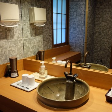 Yamabiko Ryokan (Kurokawa Onsen), Sink in the Western and Japanese mixed-style room