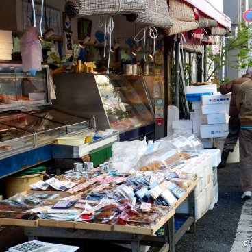 Yanaka Ginza (Tokyo), Grocery stall in the street