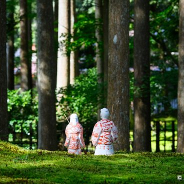 Hiyo Koke no Sato (Ishikawa), Japanese ceramic statues on a moss bed