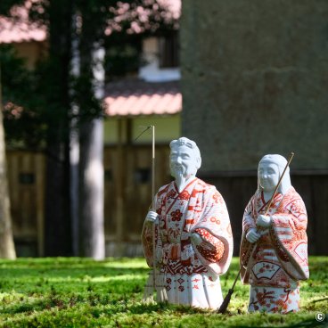 Hiyo Koke no Sato (Ishikawa), Japanese ceramic statues on a moss bed 2