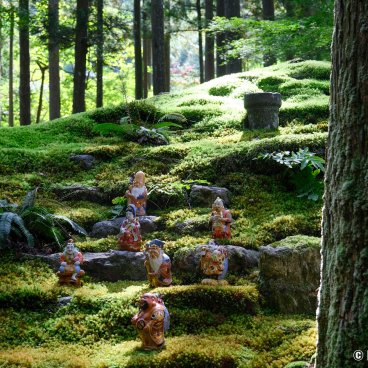 Hiyo Koke no Sato (Ishikawa), The 7 Lucky Gods statues on a moss bed