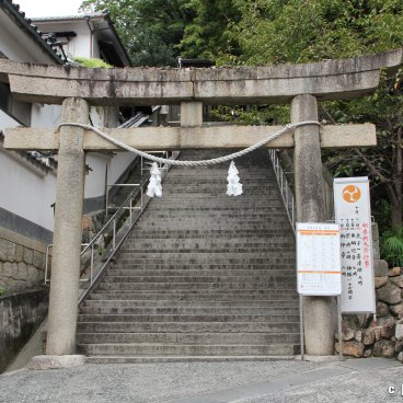 Achi-jinja (Kurashiki), Stone stairway at the entrance of the shrine's grounds