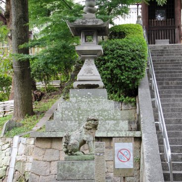 Achi-jinja (Kurashiki), Stone statue at the foot of the stairway