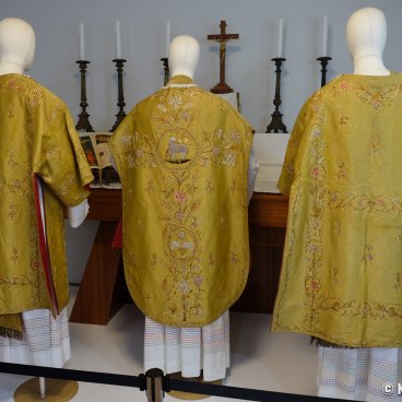 Oura Church (Nagasaki), Display of Catholic priests' garments on mannequins