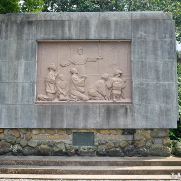 Oura Church (Nagasaki), Sculpture showing the discovery of the Hidden Christians of Urakami