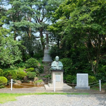Oura Church (Nagasaki), Statues of pope John-Paul II and Father Petitjean