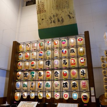Neburi Nagashi Kan (Akita), Lantern wall showing the emblem of each team participating in the parade