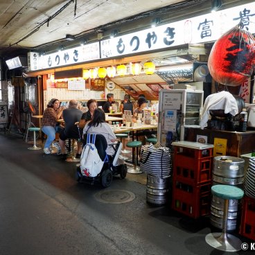 Yurakucho (Tokyo), Covered alley featuring retro izakaya pubs
