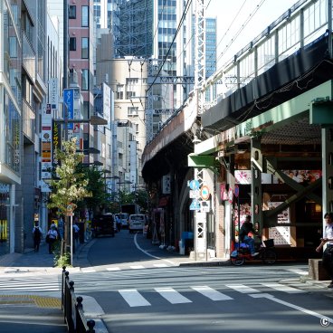 Yurakucho (Tokyo), View on the streets of the area and the railway tracks