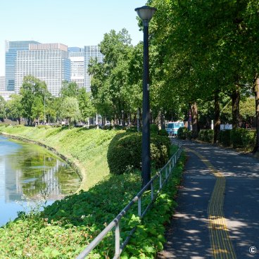 Hibiya (Tokyo), Sidewalk hugging the moats in the south-east of the Imperial Palace 