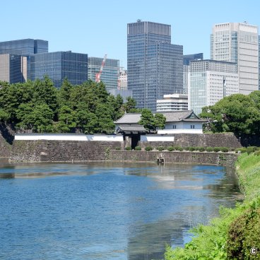 Hibiya (Tokyo), Moats of the Imperial Palace and Hibiya-dori's skyscrapers 2