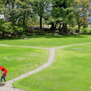 Kyu Iwasaki-tei Teien (Tokyo), View on the Shiba-niwa lawn