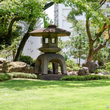 Kyu Iwasaki-tei Teien (Tokyo), Garden and traditional stone lantern