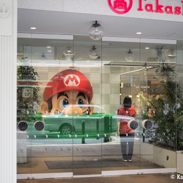 Nintendo Kyoto (Takashimaya), Mario's giant head at the entrance of the shop
