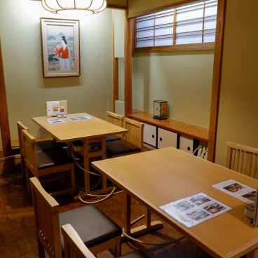 Gontaro Honten (Kyoto), Eating space furnished with conventional tables and chairs