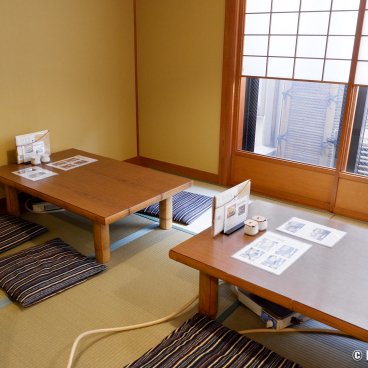 Gontaro Honten (Kyoto), Eating space in a tatami room with low-rise tables and cushions for seating