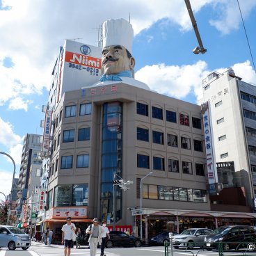 Kappabashi-dori (Tokyo), Statue of a cook at the top of a building