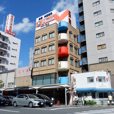 Kappabashi-dori (Tokyo), Cup-shaped balconies on the side of a building