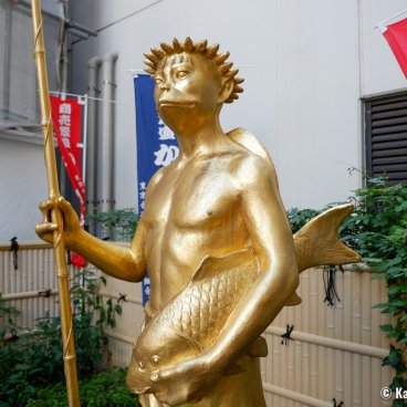 Kappabashi-dori (Tokyo), Kappa Kawataro's golden statue
