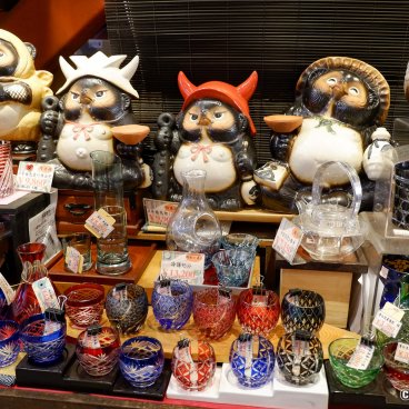 Kappabashi-dori (Tokyo), Japanese glassworks and ceramics aisle (Tanuki statues and Edo kiriko glasses)